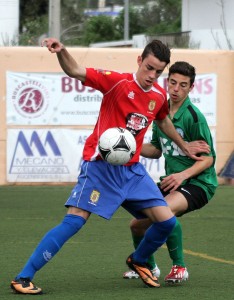 Alex López trata de controlar un balón en un lance del partido.. Foto: Fútbol Pitiuso