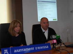 Pilar Marí e Ignacio Rodrigo, durante la presentación del anteproyecto de la Escuela Municipal de Formación y Empleo.