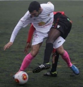 Raúl y Armando escenifican la imagen de un partido de brega y cuerpo a cuerpo