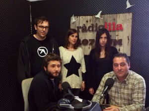 A la imatge, la plantilla de Ràdio Illa. Asseguts, Toni Ruiz (d) i Pepo Rubio (i). Dempeus d'esquerra a dreta Ana Mateos, Verònica Arenas i León Convalia. 