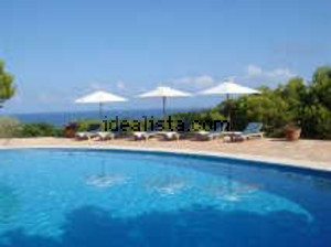 La piscina de la vivienda linda con el precipicio que ofrece unas impresionantes vistas sobre Cala Tarida.  Foto: idealista.com