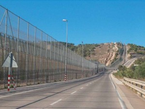 Imagen de la valla fronteriza de Melilla. Foto: Ongayo, Wikipedia.