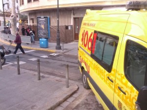 La ambulancia del 061, ante el local en el que se ha producido el accidente