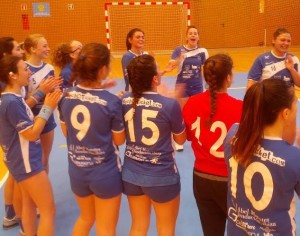 Las jugadoras del Puig d'en Vallas celebran la consecución de la permanencia al término del partido