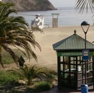 Un helicóptero de la Guardia Civil que forma parte del dispositivo de búsqueda aterriza esta mañana en la playa de Cala Llonga