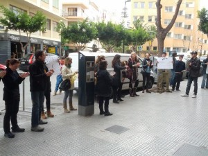 Protesta, esta mañana, ante la sede del PP de Ibiza. 