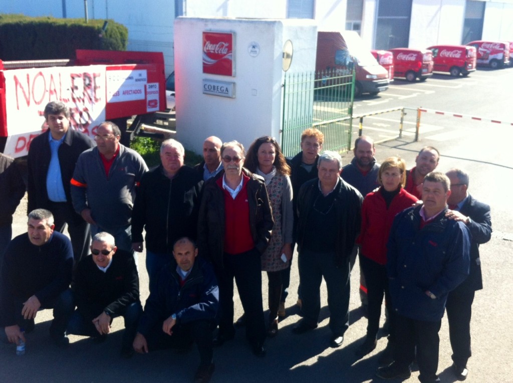 Concentración de trabajadores en la entrada de la planta de Cocacola en Can Bufí. Fotos: D.V.