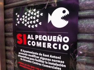 Cartell en contra de les grans superfícies comercials a Sant Antoni.