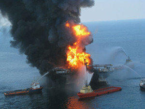 Incendio de la plataforma Deepwater Horizon. Foto: Wikipedia.