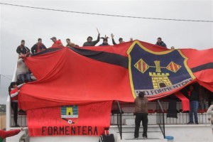 La afición del Formentera desplegó varias veces una bandera de dimensiones descomunales