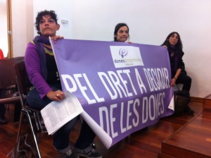 Activistas a favor del derecho a decidir sostienen una pancarta durante el pleno de Vila. Foto: D.V.