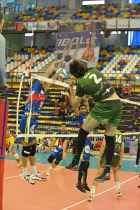 Guilherme Hage, jugador del Unicaja Almería, remata ante la oposición de un jugador del Ushuaïa. Fotos: RFEVB