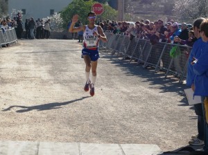 Carlos Torres (CC Sant Antoni) se proclamó campeón de la III Cursa Flor d'Ametller. Fotos: C. V.