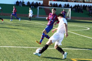 Tomillero centra al área ante la oposición de un jugador del conjunto mallorquín.