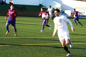 Salinas conduce el balón en una acción del partido ante el Poblense.