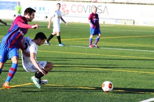 Tomillero cae al suelo tras recibir la entrada de un defensa del Poblense.