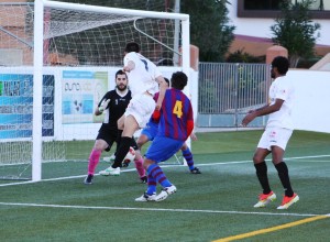 Tomillero cabecea el balón en una de las ocasiones de gol de la Peña en la primera mitad.