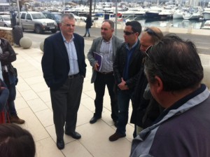 El abogado Joan Cerdà (en el centro de la imagen) departe a la salida del pleno con trabajadores de Can Coix y el regidor del PI Joan Torres. Foto: D.V.