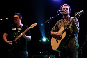 Miquel Serra, a la derecha, toca la guitarra durante uno de los conciertos de su grupo.