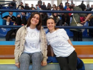 Las jugadoras mostraron una camiseta de apoyo a su entrenador, jugador del Eivissa y que el sábado cayó lesionado