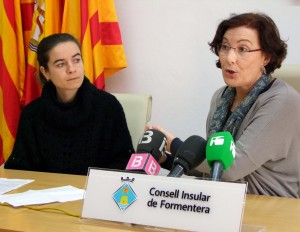 La consellera de Benestar Social, Dolores Fernández, amb una de les professores del curs. Foto: Consell Insular de Formentera.