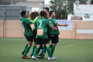 Jugadores del Sant Jordi celebran la consecución del primer tanto. Foto: Fútbol Pitiuso