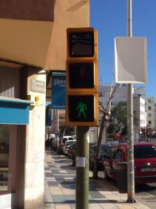 Semáforo para invidentes en la intersección de Calle Baleares con Avenida España