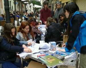 Recogiendo firmas en una céntrica terraza. Foto: Eva Marqués.