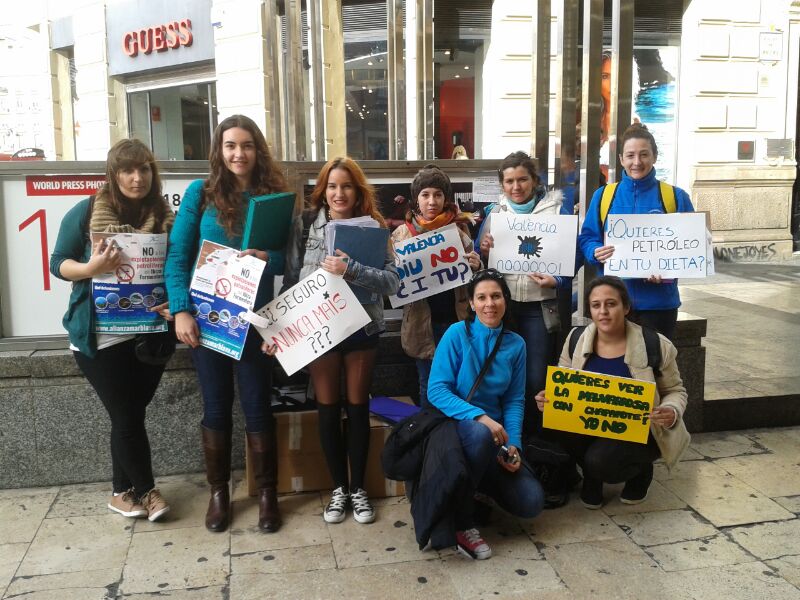 Las voluntarias en Valencia, antes de iniciar la jornada de recogida de alegaciones. Foto: E.M.