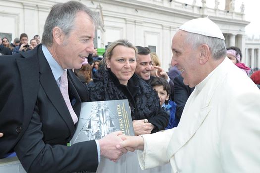 El presidente del Consell Insular de Eivissa, Vicent Serra, y el papa Francisco I. Foto: Facebook Vicent Serra.