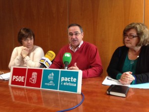 Xico Tarrés durant la roda de premsa, acompanyat de Patricia Abascal i Esperança Marí. Foto: PSOE-Pacte.