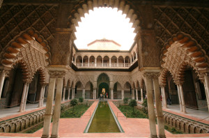 El Patio de las Doncellas del Alcázar de Sevilla podría convertirse en un lujoso pecio si prosiguen derritiéndose los polos y los glaciares debido al calentamiento del planeta  Foto: Cat (Wikipedia)