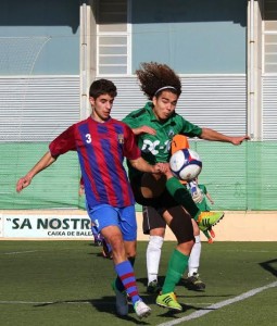 Canyellas, el agresor, y Palmera, el agredido, en un lance del encuentro. Foto: Francisco Natera (Fútbol Pitiuso)