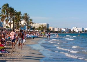 Los limitadores sonométricos servirán para limitar en horario y volumen la emisión de sonido de los establecimientos de Platja d'en Bossa.  Foto: santjosep.net