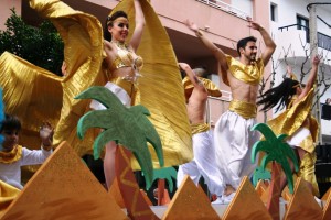 Cuatro bailarines de la Passion Dance School danzan durante el desfile de la comparsa Imperio Egipcio. Fotos;: C. V.