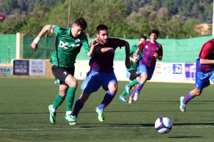 Cristian Valcárcel ha marcado el tanto del empate del Sant Jordi. Foto: Fútbol Pitiuso