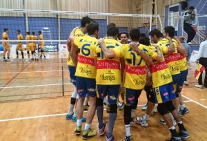 Los jugadores del Ushuaïa Ibiza Voley festejan la victoria frente al CV Andorra.