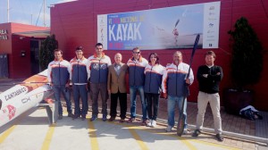 José Tur, Enrique Mas y seis de los palistas durante la presentación de la primera prueba de la VI Liga Nacional de Kayak de Mar.