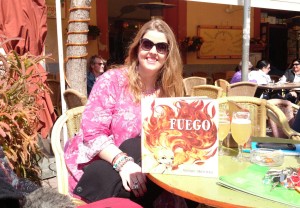 Rebecca Beltrán, coautora del libro, junto a uno de los ejemplares de Fuego. Foto: C. V. 