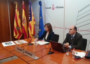 Una imagen de la rueda de prensa de Pepa Costa, consellera de Mobilitat, Interior u Medi Ambient, y Juan Salvador, director general de Transports.