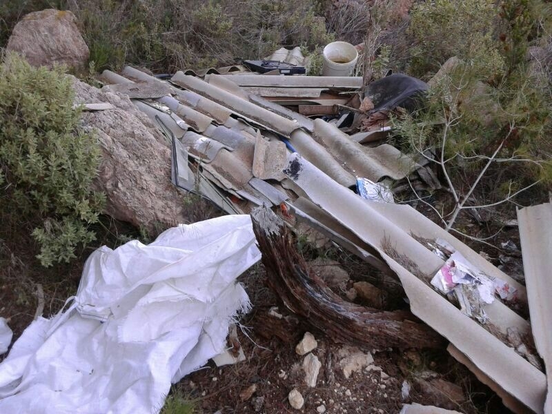 Imatge de les uralites a Font de Perella. Foto: PSOE-Pacte.