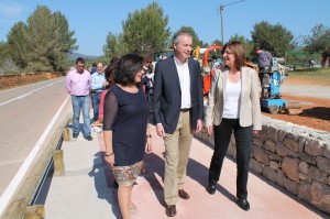 La visita a Forada ha comptat amb el president del Consell d'Eivissa, Vicent Serra, l’alcaldessa de Sant Antoni, Pepita Gutiérrez, el conseller d’Agricultura, Antoni Marí, així com diversos regidors i membres de l’associació de vesins de Forada.