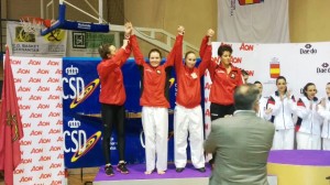 Irene Colomar y Cristina Ferrer, las dos primeras a la izquierda, celebran la plata por equipos.