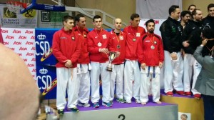 Víctor Aranguren sujeta la copa tras lograr el segundo puesto por equipos con Balears.