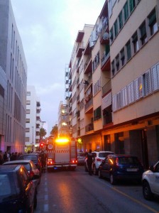 Un camión de bomberos acude a un posible incencio en la calle Canónigo Juan Planells. Foto: V. R.