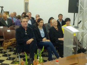 La familia de la periodista durante el acto celebrado en la sala capitular del Ayuntamiento de Vila.