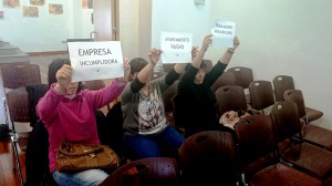 Tres trabajadoras de la empresa que gestiona la zona azul de Vila mostraron su rechazo en el pleno.