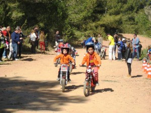 Varios de los jóvenes pilotos hacen sus primeros pinitos encima de una moto.