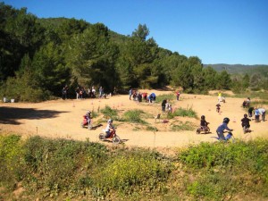 Más de 50 niños asistieron al primer día de clase de la escuela dirigida por el Motoclub de Formentera i Eivissa. 