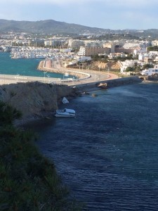 Imagen de archivo donde aparecen varios barcos abandonados en Illa Plana. 